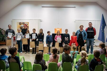 Mladi kamišibajkarji z mentorico Marušo Pušnik in Gašperjem Erjavcem iz TD